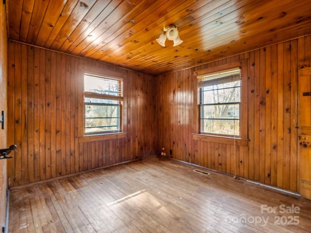 541 Broadway Street, Hendersonville, NC 28739