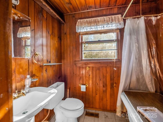 541 Broadway Street, Hendersonville, NC 28739