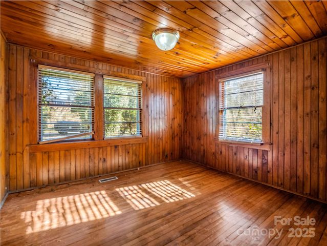 541 Broadway Street, Hendersonville, NC 28739