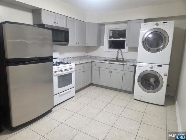 413 Farnham Avenue, Lodi, NJ 07644