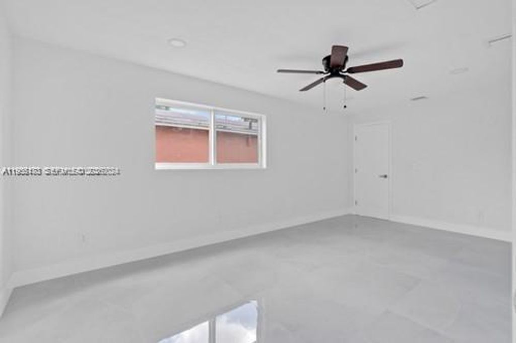 Image 13 of property listing at 655 SW 5th St, Homestead, FL 33030