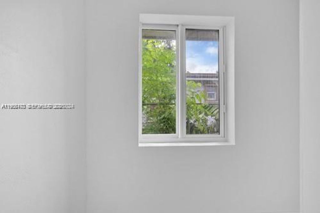 Image 15 of property listing at 655 SW 5th St, Homestead, FL 33030