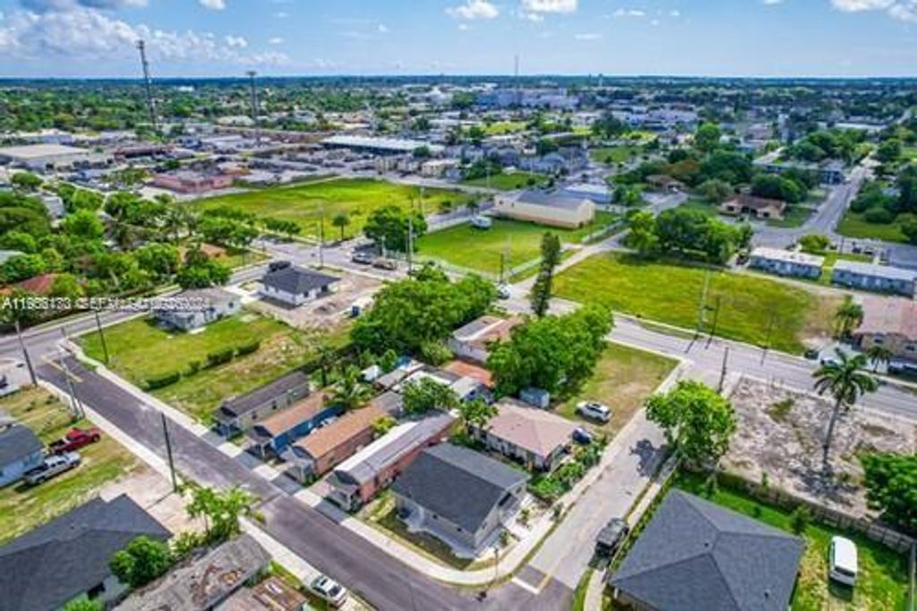 Image 21 of property listing at 655 SW 5th St, Homestead, FL 33030