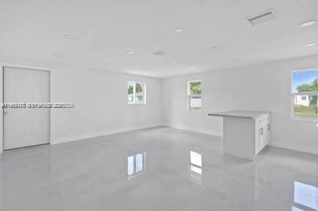 Image 4 of property listing at 655 SW 5th St, Homestead, FL 33030