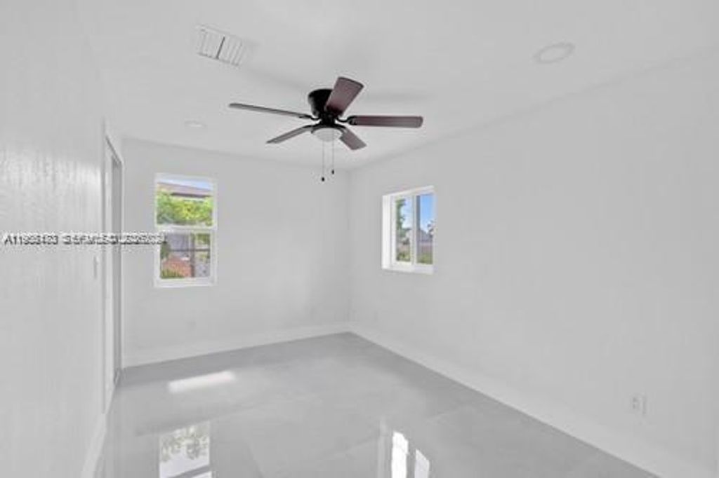 Image 8 of property listing at 655 SW 5th St, Homestead, FL 33030