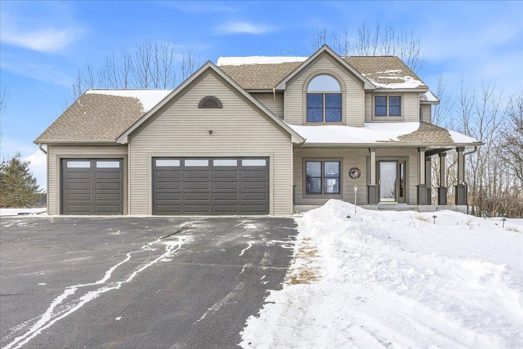 1654 Waters Edge Drive, New Richmond, WI 54017