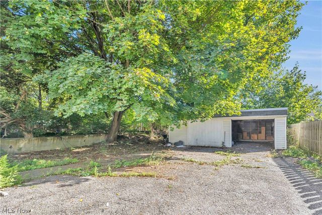 7606 Vineyard Avenue, Garfield Heights, OH 44105