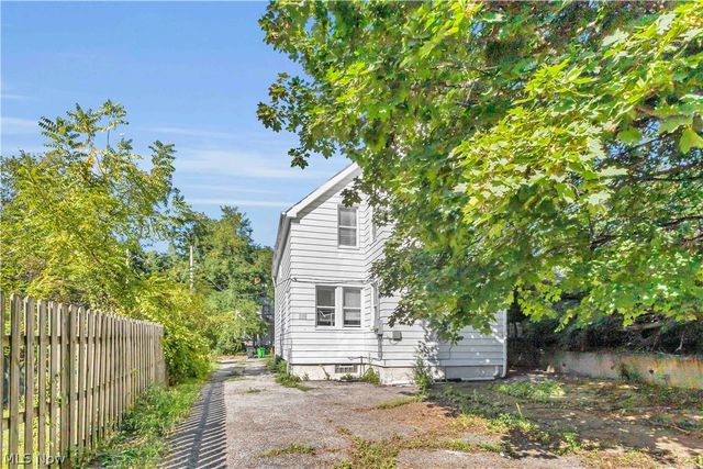 7606 Vineyard Avenue, Garfield Heights, OH 44105
