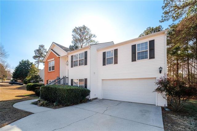 452 Crested View Drive, Loganville, GA 30052