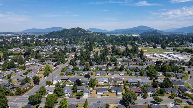 1215 E Gilkey Road, Burlington, WA 98233