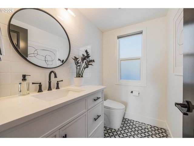 9 HIDALGO St, Lake Oswego, OR 97035