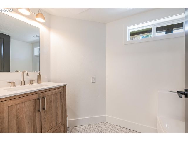 9 HIDALGO St, Lake Oswego, OR 97035