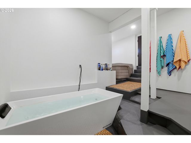 9 HIDALGO St, Lake Oswego, OR 97035