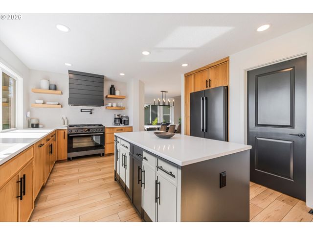 9 HIDALGO St, Lake Oswego, OR 97035