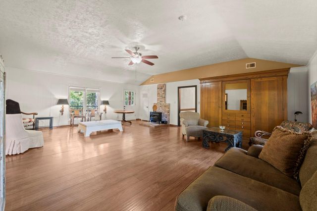 114 Hillendale Dr, Livingston, TX 77351