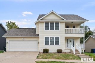 28 W VILLAGE Circle, Davenport, IA 52806