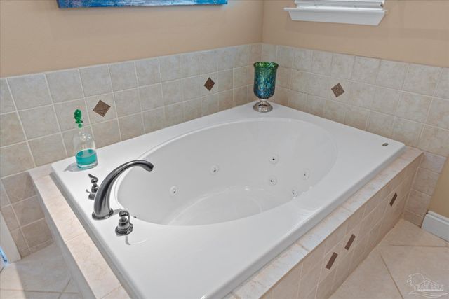 4845 Soundside Dr, Gulf Breeze, FL 32563