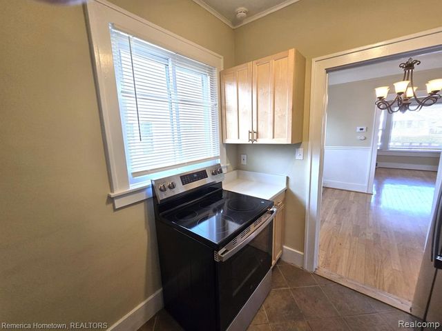 571 W Saratoga Street, Ferndale, MI 48220