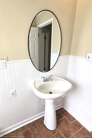 571 W Saratoga Street, Ferndale, MI 48220