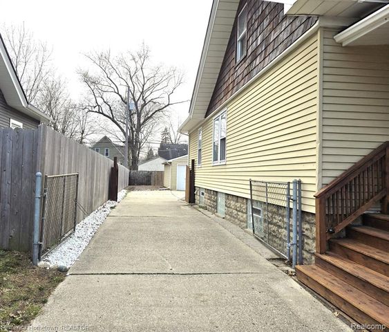 571 W Saratoga Street, Ferndale, MI 48220