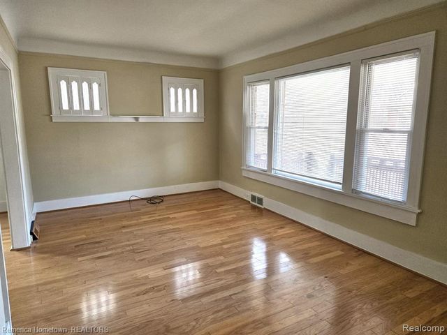 571 W Saratoga Street, Ferndale, MI 48220