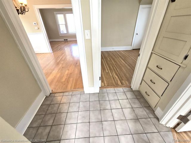 571 W Saratoga Street, Ferndale, MI 48220