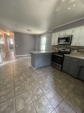 1143 Chestnut Dr, Burns, TN 37029