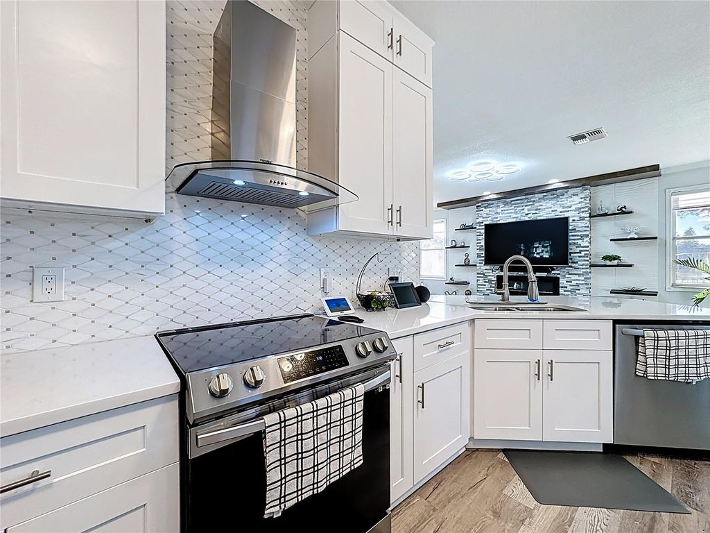 Image 23 of property listing at 14376 LORD BARCLAY DRIVE, Orlando, FL 32837