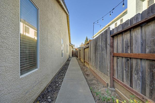 8705 Laguna Star Dr, Elk Grove, CA 95758