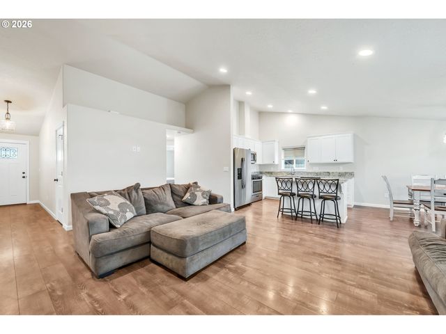 632 N 5TH St, Creswell, OR 97426