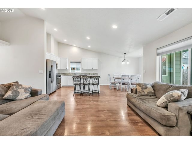 632 N 5TH St, Creswell, OR 97426