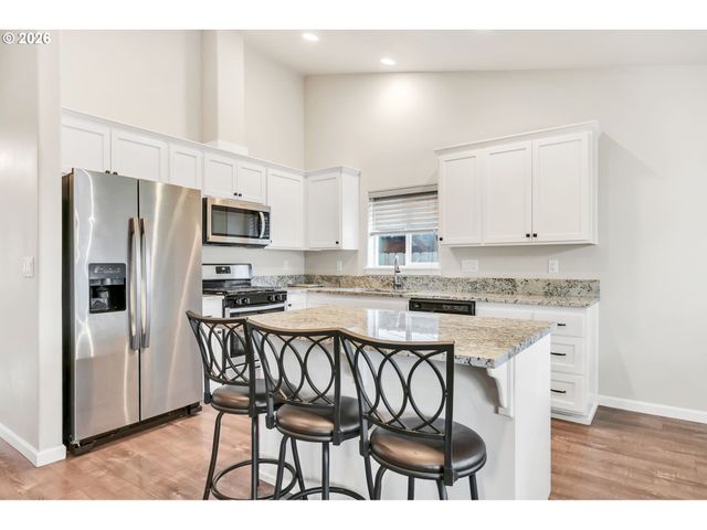 632 N 5TH St, Creswell, OR 97426