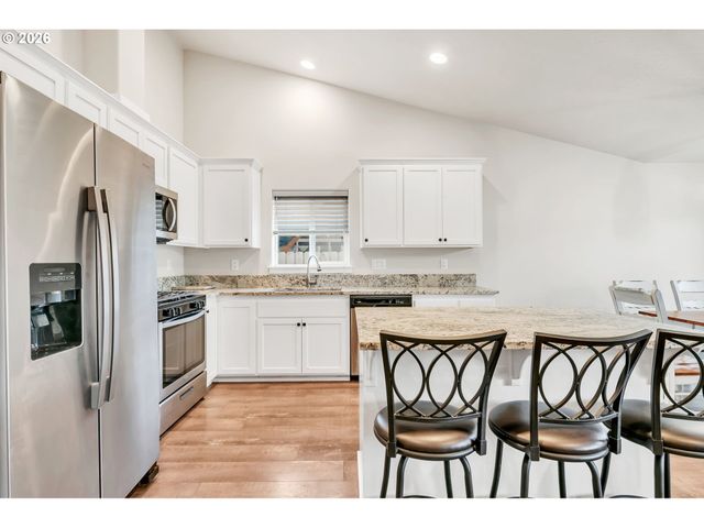 632 N 5TH St, Creswell, OR 97426