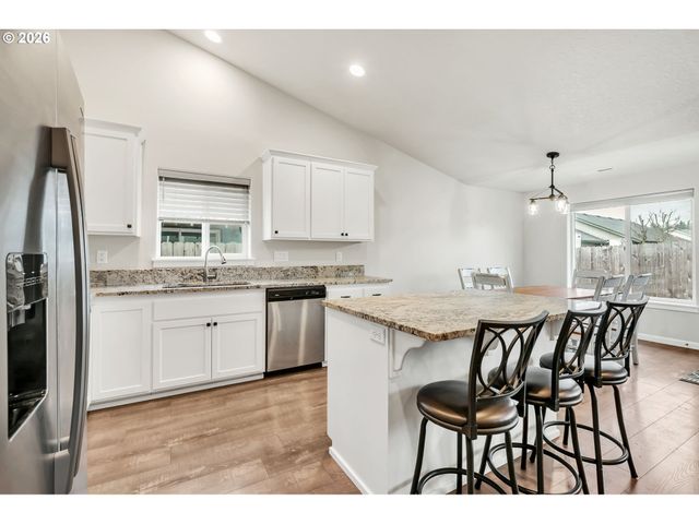 632 N 5TH St, Creswell, OR 97426