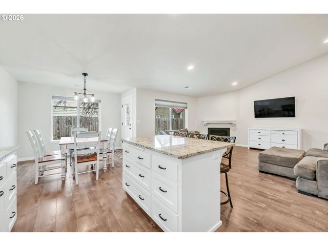 632 N 5TH St, Creswell, OR 97426