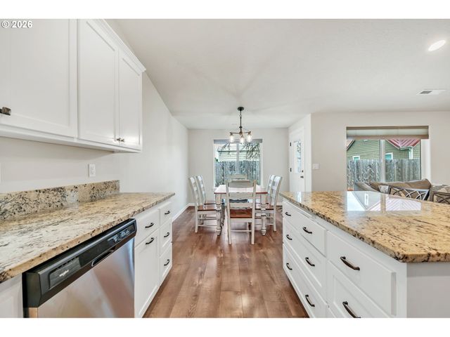 632 N 5TH St, Creswell, OR 97426