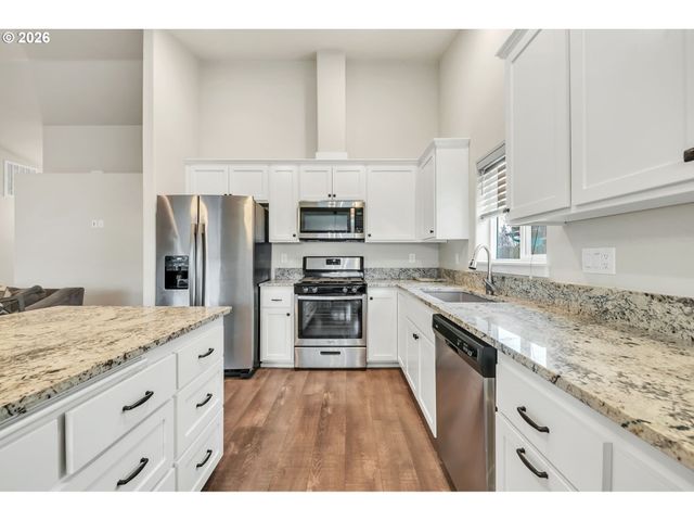 632 N 5TH St, Creswell, OR 97426