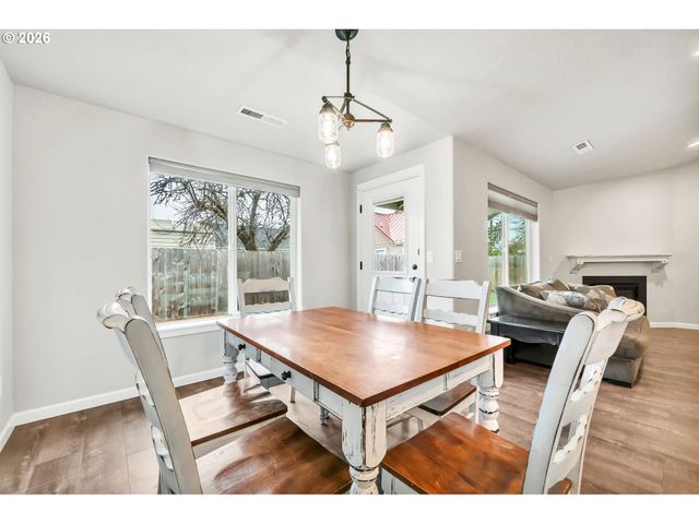 632 N 5TH St, Creswell, OR 97426