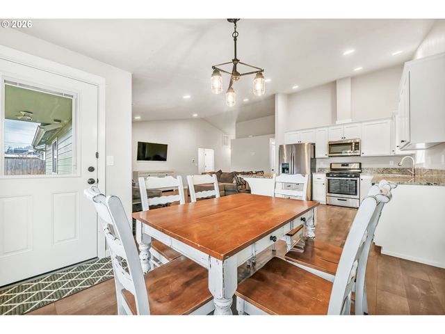 632 N 5TH St, Creswell, OR 97426