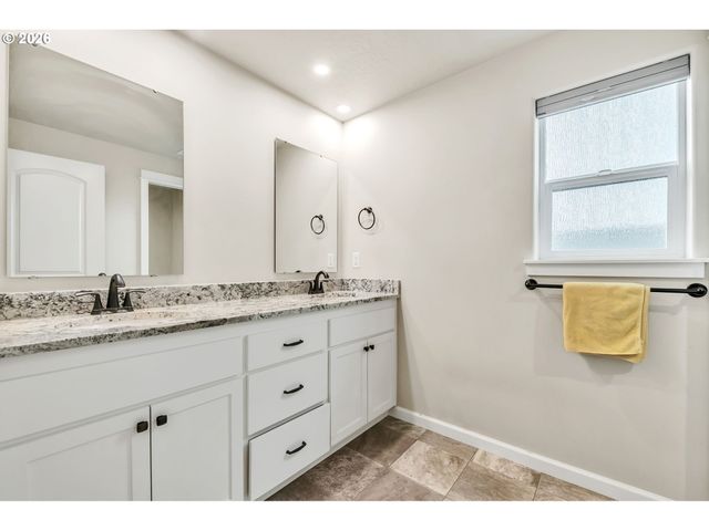 632 N 5TH St, Creswell, OR 97426