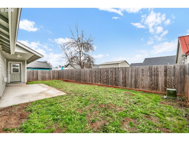 632 N 5TH St, Creswell, OR 97426