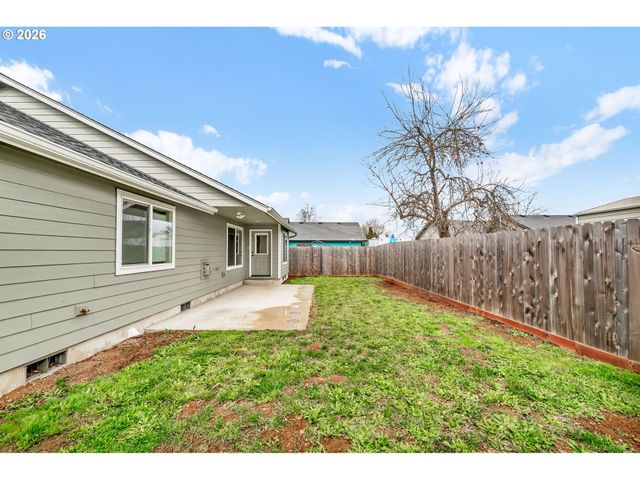 632 N 5TH St, Creswell, OR 97426