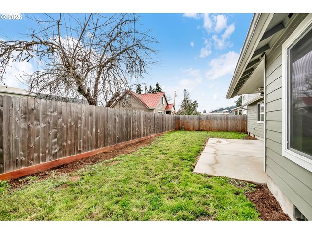 632 N 5TH St, Creswell, OR 97426