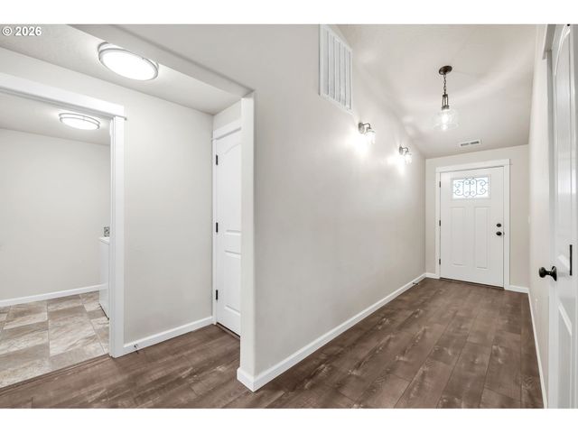 632 N 5TH St, Creswell, OR 97426