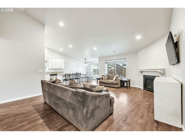 632 N 5TH St, Creswell, OR 97426