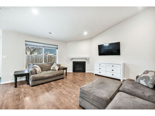 632 N 5TH St, Creswell, OR 97426