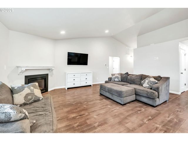 632 N 5TH St, Creswell, OR 97426