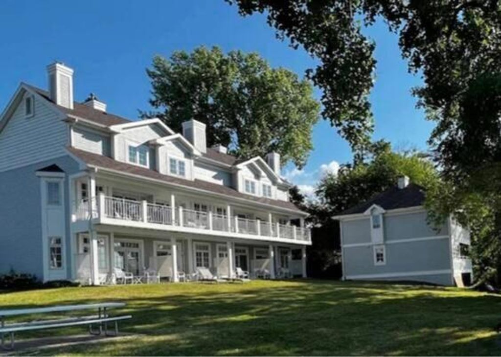 4200 West End ROAD, Lake Geneva, WI 53147