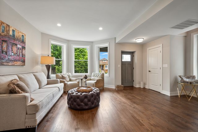 3540 W Evergreen Avenue, Chicago, IL 60651