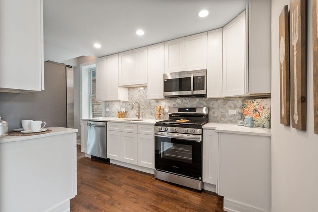3540 W Evergreen Avenue, Chicago, IL 60651